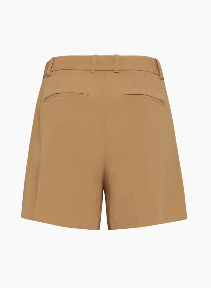 Pantalones cortos plisados hasta la mitad del muslo Pantalones cortos plisados hasta la mitad del muslo