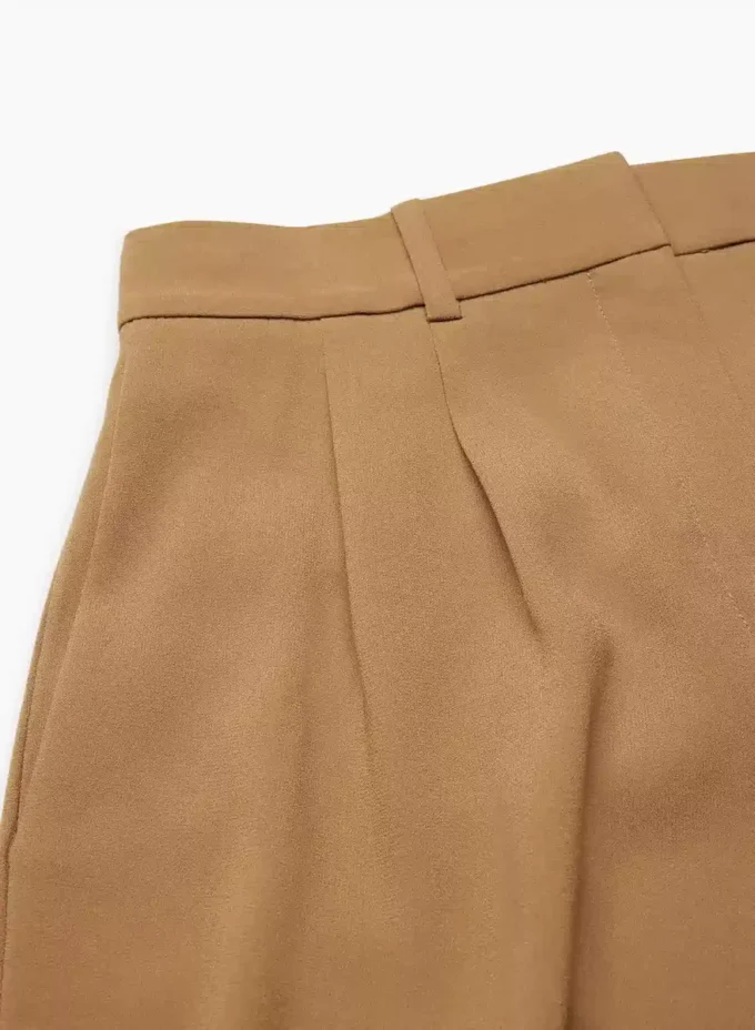 Pantalones cortos plisados hasta la mitad del muslo Pantalones cortos plisados hasta la mitad del muslo