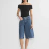 Publicidad Pantalón corto vaquero por debajo de la rodilla Publicidad Pantalón corto vaquero por debajo de la rodilla