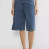 Publicidad Pantalón corto vaquero por debajo de la rodilla Publicidad Pantalón corto vaquero por debajo de la rodilla