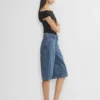 Publicidad Pantalón corto vaquero por debajo de la rodilla Publicidad Pantalón corto vaquero por debajo de la rodilla