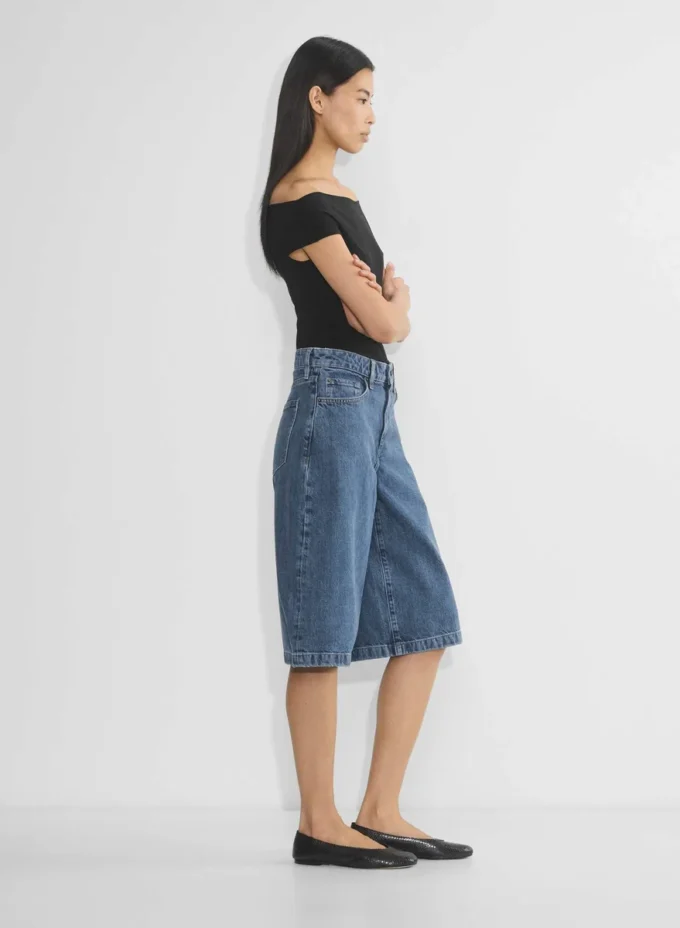 Publicidad Pantalón corto vaquero por debajo de la rodilla Publicidad Pantalón corto vaquero por debajo de la rodilla