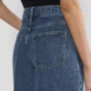 Publicidad Pantalón corto vaquero por debajo de la rodilla Publicidad Pantalón corto vaquero por debajo de la rodilla
