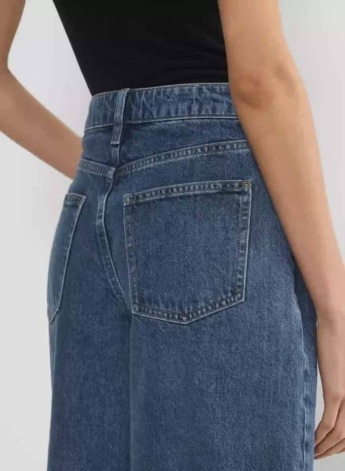 Publicidad Pantalón corto vaquero por debajo de la rodilla Publicidad Pantalón corto vaquero por debajo de la rodilla