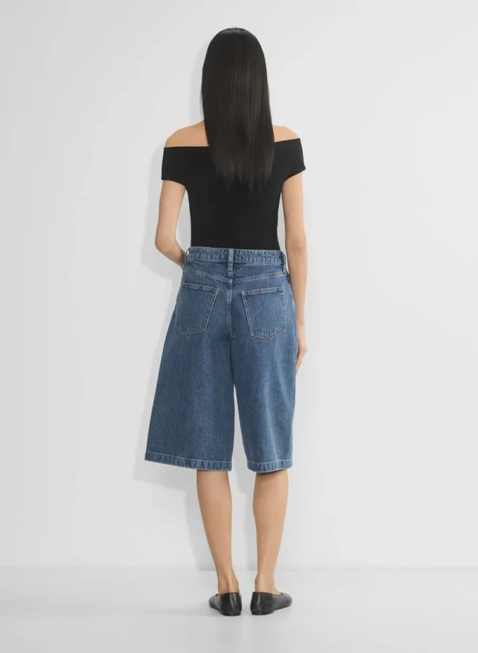 Publicidad Pantalón corto vaquero por debajo de la rodilla Publicidad Pantalón corto vaquero por debajo de la rodilla