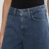 Publicidad Pantalón corto vaquero por debajo de la rodilla Publicidad Pantalón corto vaquero por debajo de la rodilla