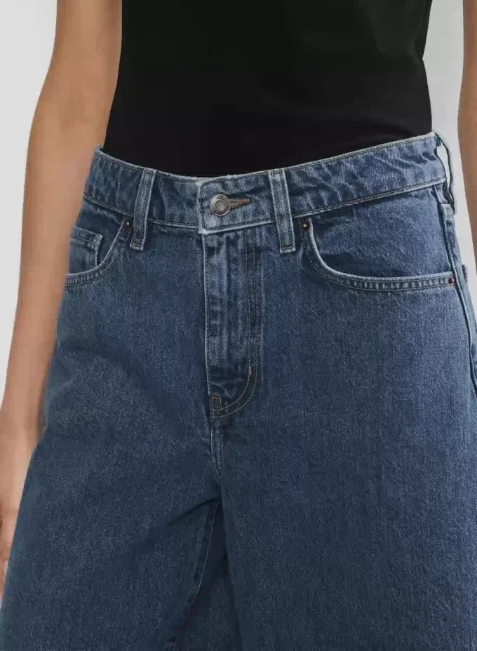 Publicidad Pantalón corto vaquero por debajo de la rodilla Publicidad Pantalón corto vaquero por debajo de la rodilla