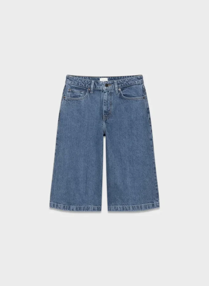 Publicidad Pantalón corto vaquero por debajo de la rodilla Publicidad Pantalón corto vaquero por debajo de la rodilla