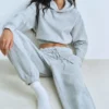 Sudadera con capucha corta y cómoda de felpa