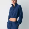 Sudadera corta y cómoda con cuello alto y media cremallera