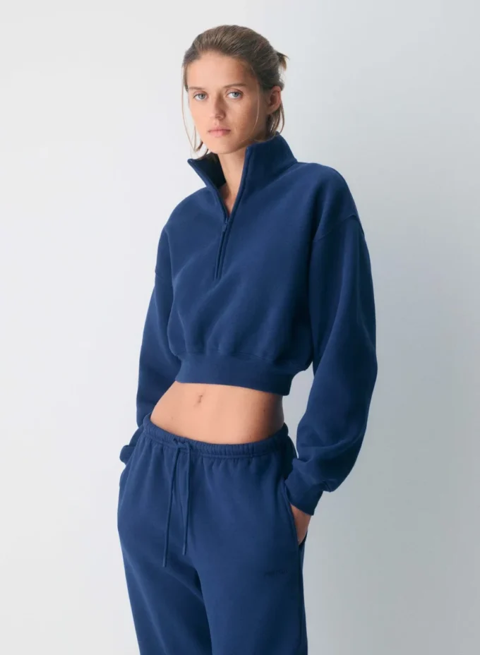 Sudadera corta y cómoda con cuello alto y media cremallera