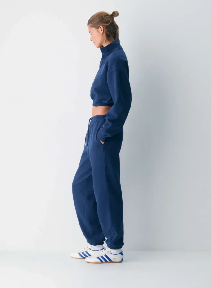 Sudadera corta y cómoda con cuello alto y media cremallera