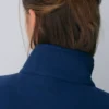 Sudadera corta y cómoda con cuello alto y media cremallera