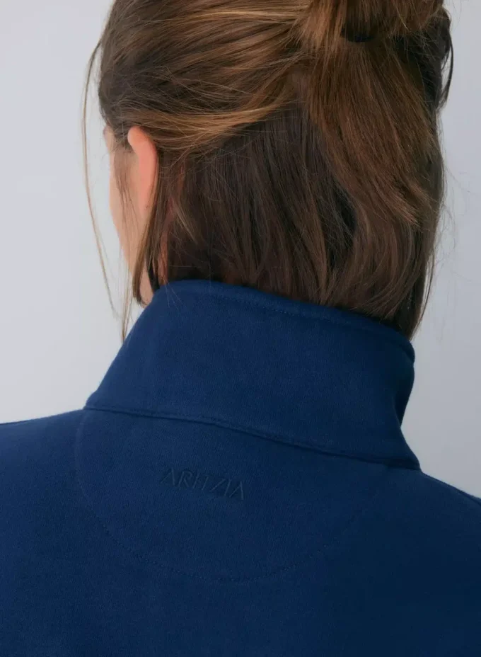 Sudadera corta y cómoda con cuello alto y media cremallera