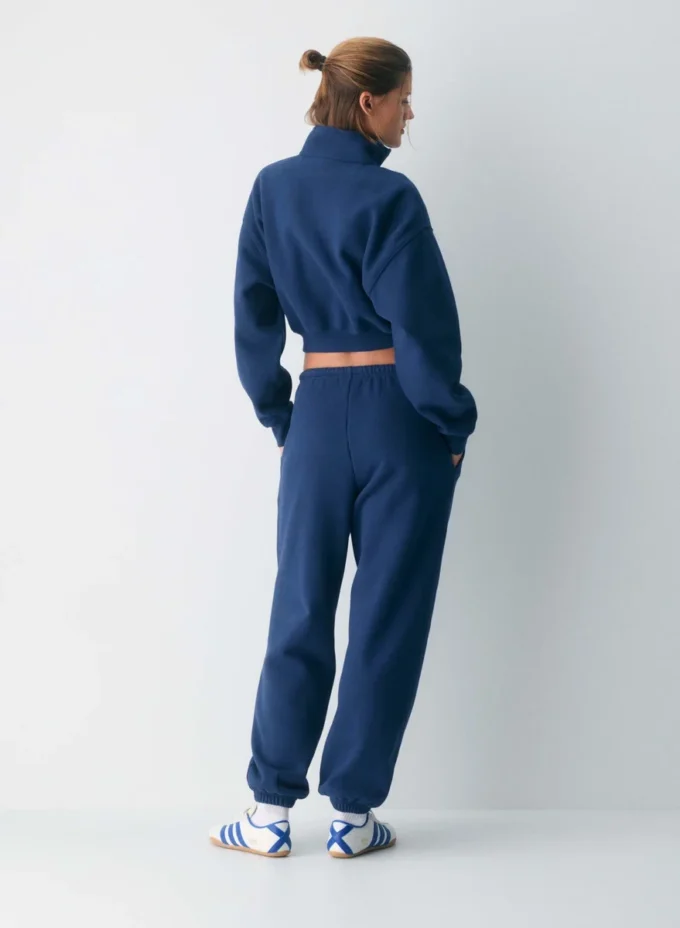 Sudadera corta y cómoda con cuello alto y media cremallera