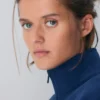Sudadera corta y cómoda con cuello alto y media cremallera