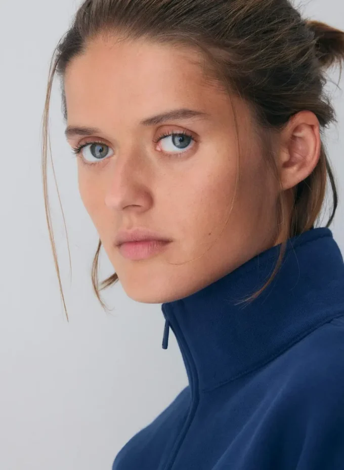 Sudadera corta y cómoda con cuello alto y media cremallera