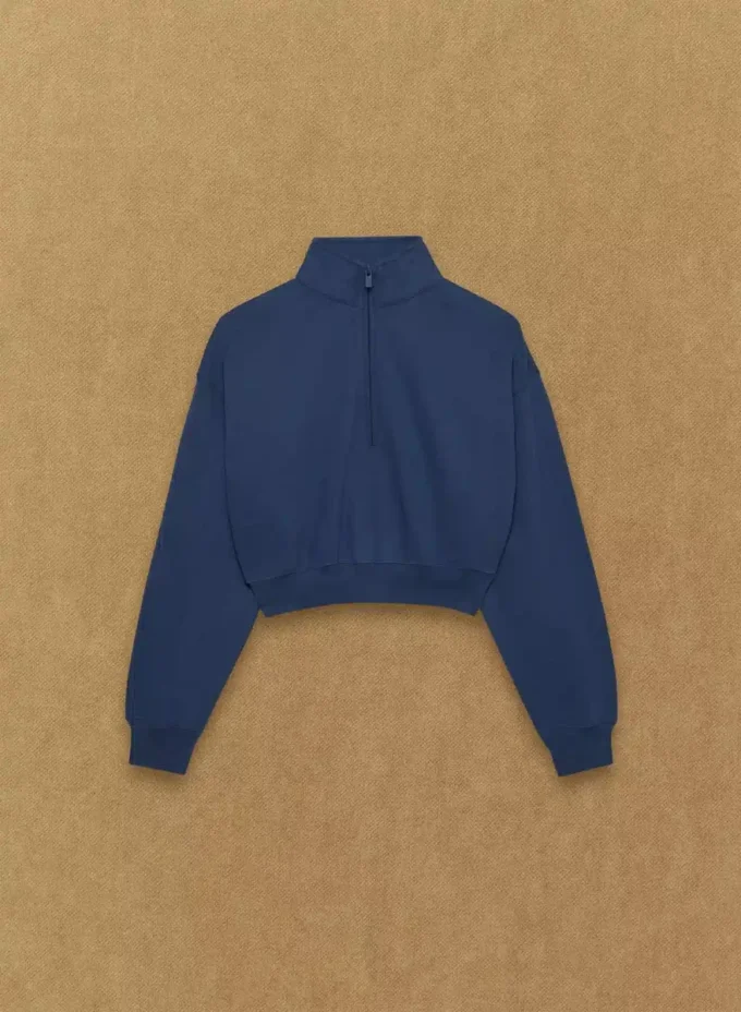 Sudadera corta y cómoda con cuello alto y media cremallera