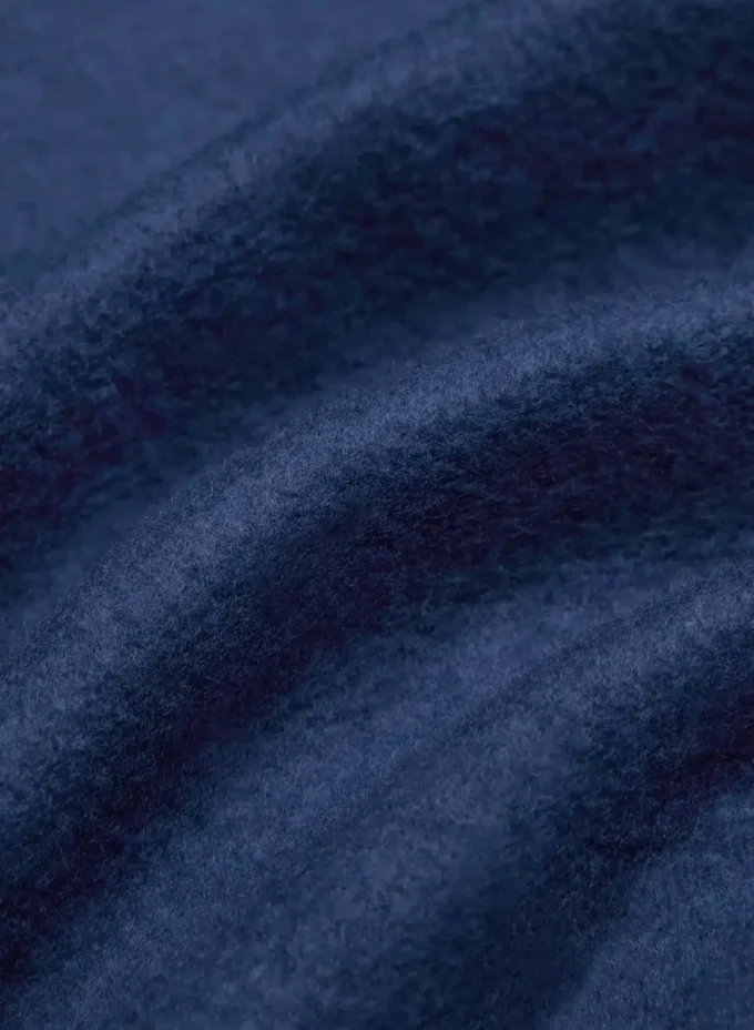 Sudadera corta y cómoda con cuello alto y media cremallera