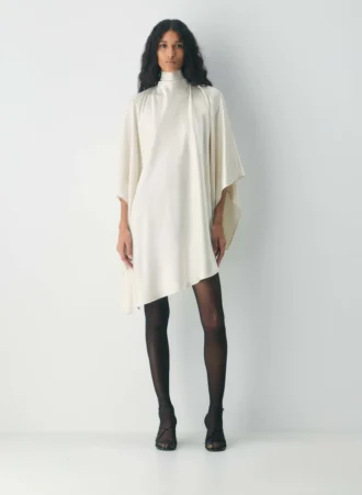Vestido de satén con volantes
