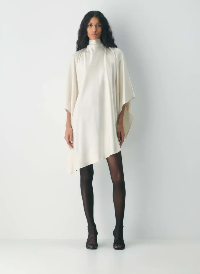Vestido de satén con volantes Vestido de satén con volantes