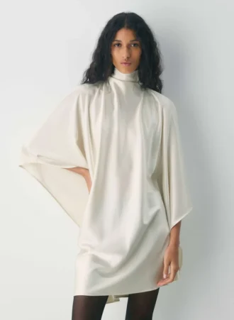 Vestido de satén con volantes