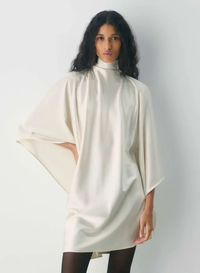 Vestido de satén con volantes Vestido de satén con volantes
