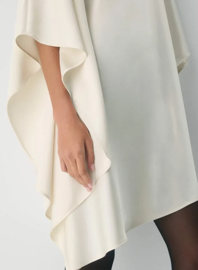 Vestido de satén con volantes Vestido de satén con volantes