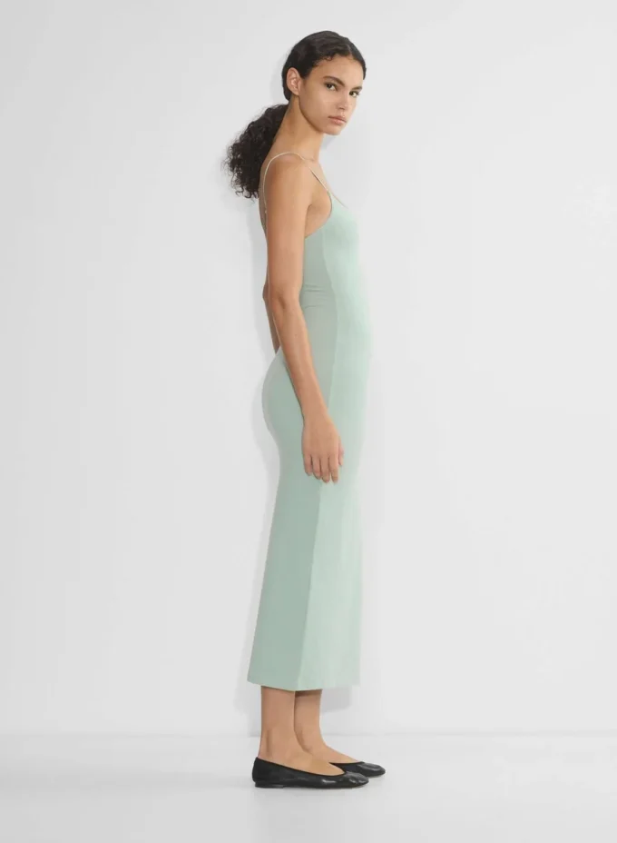 Vestido largo con tirantes y corte informal Vestido largo con tirantes y corte informal